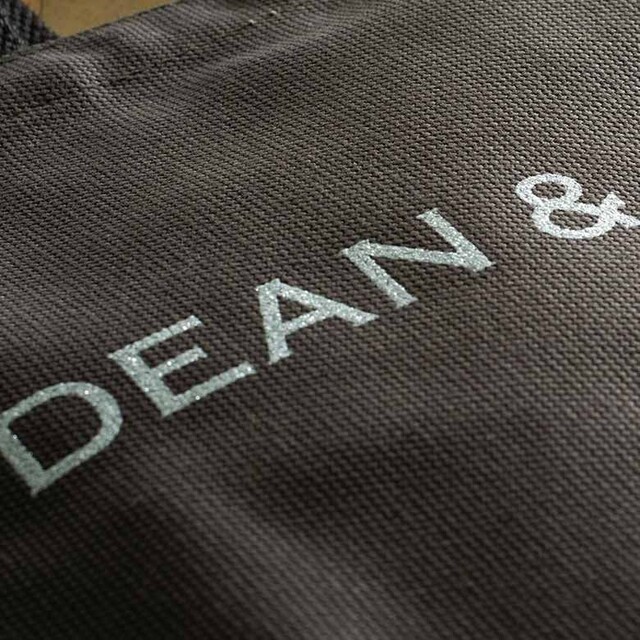 DEAN & DELUCA(ディーンアンドデルーカ)のディーン&デルーカ  チャリティートート  ダークブラウン Sサイズ レディースのバッグ(トートバッグ)の商品写真