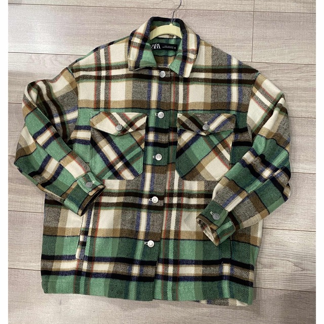 ZARA(ザラ)のzara ザラ　 オーバーサイズ　チェックシャツ Sサイズ レディースのジャケット/アウター(ブルゾン)の商品写真