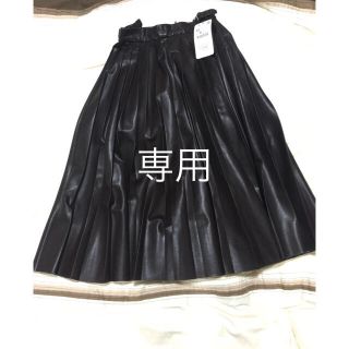 ザラ(ZARA)の新品 ZARA フェイクレザープリーツミディスカート(ひざ丈スカート)