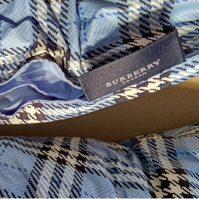 BURBERRY(バーバリー)の【新品】BURBERRY 羽毛 肌掛け ふとん バーバリー ブルー チェック インテリア/住まい/日用品の寝具(布団)の商品写真