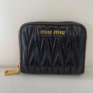 ミュウミュウ(miumiu)のミュウミュウ コインケース ラウンドファスナー マテラッセ ブラック レザー(コインケース)