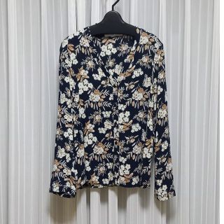 ザラ(ZARA)のZARA BASIC  の  黒 花柄 ブラウス(シャツ/ブラウス(長袖/七分))