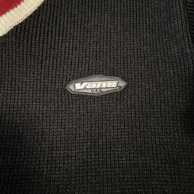 VANS(ヴァンズ)のVANS セーター Vネック ブラック 胸ロゴ 90s オールドスケート 古着 メンズのトップス(ニット/セーター)の商品写真