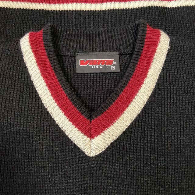 VANS(ヴァンズ)のVANS セーター Vネック ブラック 胸ロゴ 90s オールドスケート 古着 メンズのトップス(ニット/セーター)の商品写真