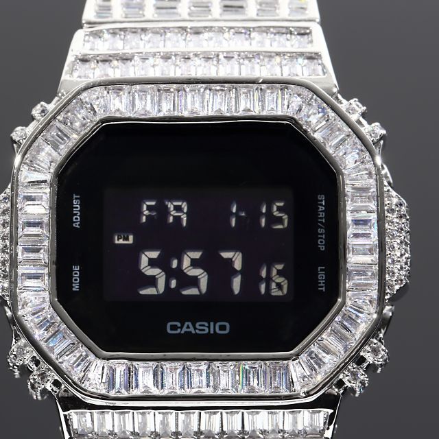G-SHOCK(ジーショック)のG-SHOCK カスタム DW5600 バゲットCZダイヤ ホワイトゴールド メンズの時計(腕時計(デジタル))の商品写真