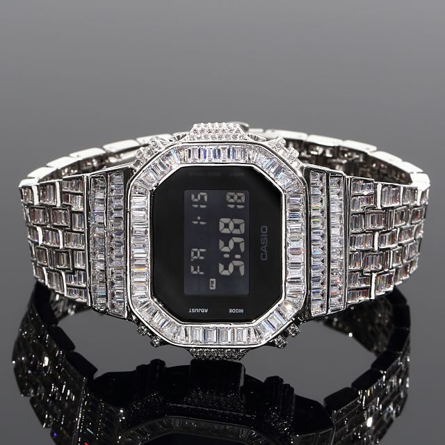 G-SHOCK(ジーショック)のG-SHOCK カスタム DW5600 バゲットCZダイヤ ホワイトゴールド メンズの時計(腕時計(デジタル))の商品写真