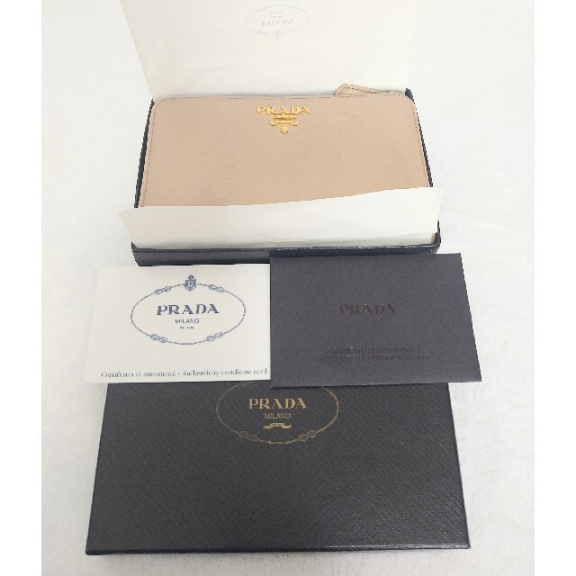 PRADA(プラダ)のsakiko様専用！PRADA　訳アリ！　折り財布　リペア済み レディースのファッション小物(財布)の商品写真