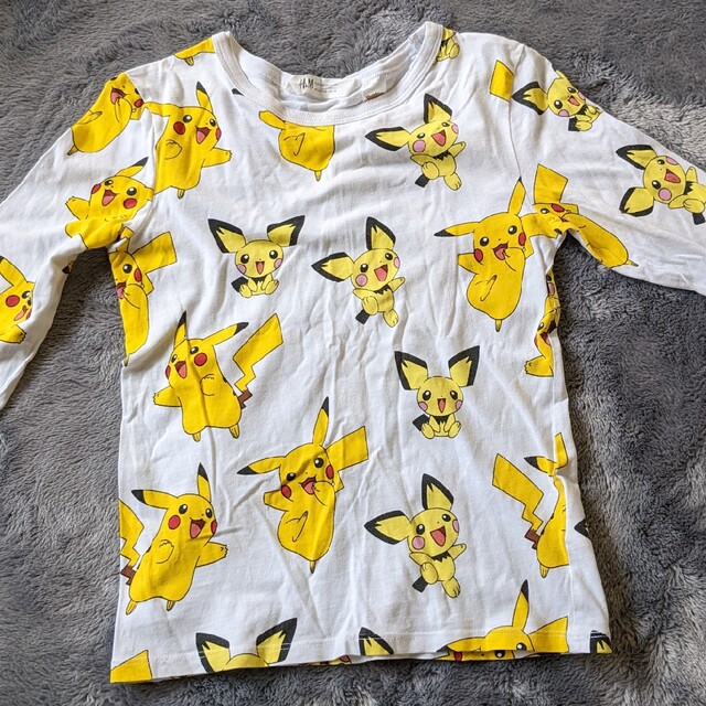 H&M(エイチアンドエム)の長袖Tシャツ Pokemon ２枚セット（130） キッズ/ベビー/マタニティのキッズ服男の子用(90cm~)(Tシャツ/カットソー)の商品写真