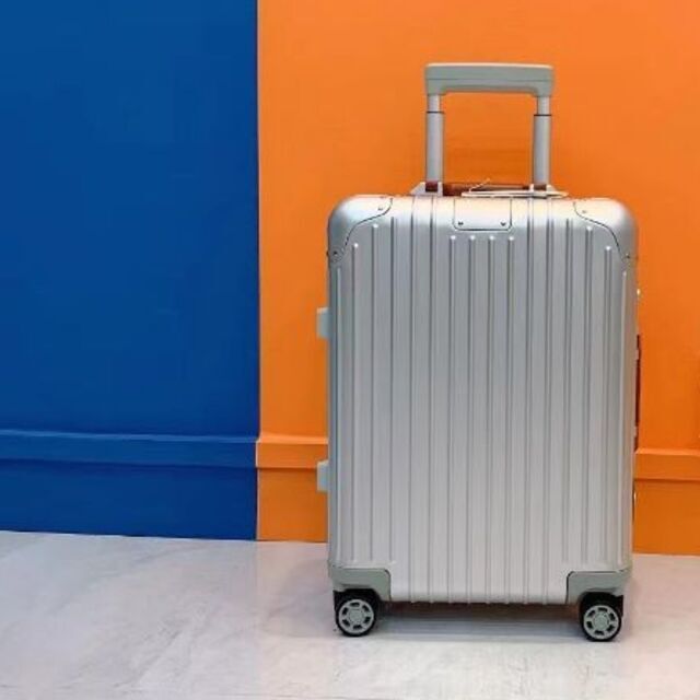 早い者勝ち rimowa スーツケース 機内持ち込み可能です 早い者勝ち rimowa スーツケース 機内持ち込み可能です