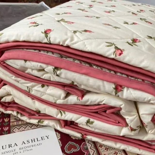 ✨LAURA ASHLEY ✨ローズパット☆キルトマルチカバーリバーシブル(大)-