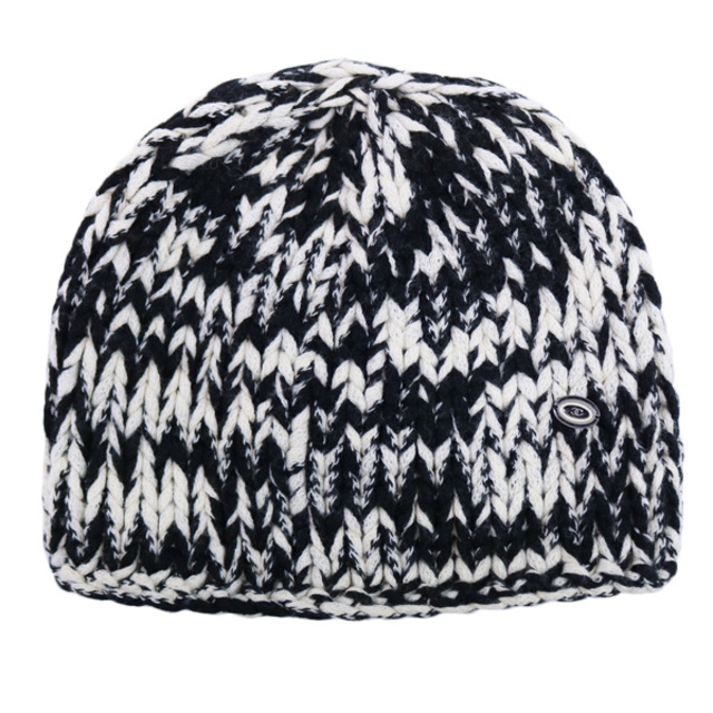 CHANEL(シャネル)のCHANEL ココマーク バイカラー モノクロ ニット帽 編み込み レディースの帽子(ニット帽/ビーニー)の商品写真