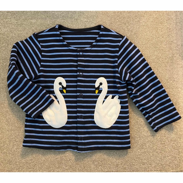 PETIT BATEAU(プチバトー)のmuveil★コラボ　ボーダー 伊勢丹KISETTE 白鳥カーディガン キッズ/ベビー/マタニティのベビー服(~85cm)(カーディガン/ボレロ)の商品写真