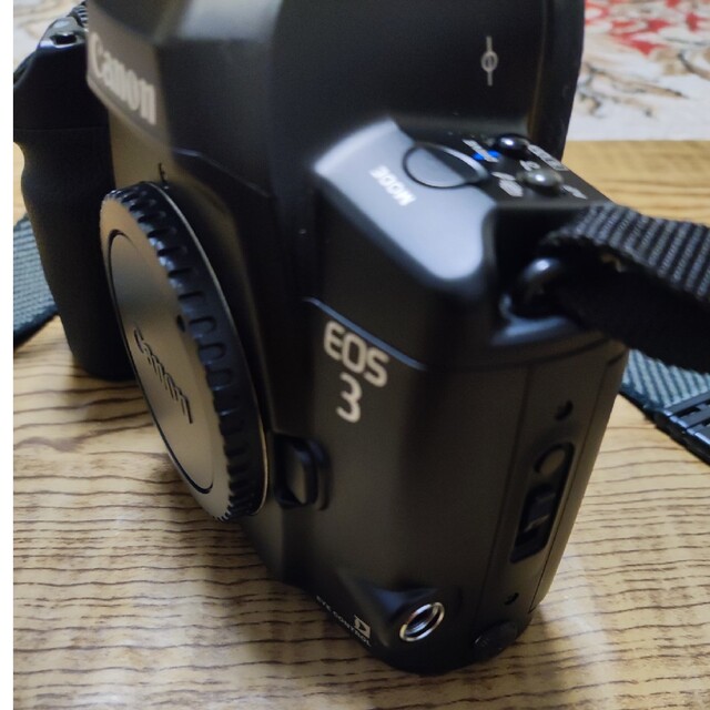 Canon(キヤノン)のCanon EOS3 カメラボディ とパワードライブブースター E1のセット スマホ/家電/カメラのカメラ(フィルムカメラ)の商品写真