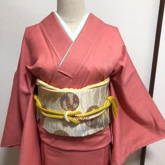 着物 未使用 正絹 しつけ付き 一つ紋色無地 共八掛 珊瑚色 着物 未使用 正絹 しつけ付き 一つ紋色無地 共八掛 珊瑚色