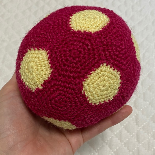 S08 soccer ball サッカーボール 大 手編み ハンドメイド ハンドメイドのインテリア/家具(その他)の商品写真