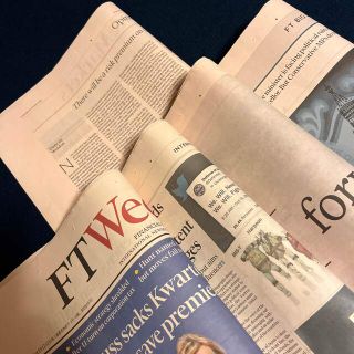 英字新聞FT サーモンピンク色　　　　　　　　18頁(見開き4枚＋半裁1枚)(印刷物)