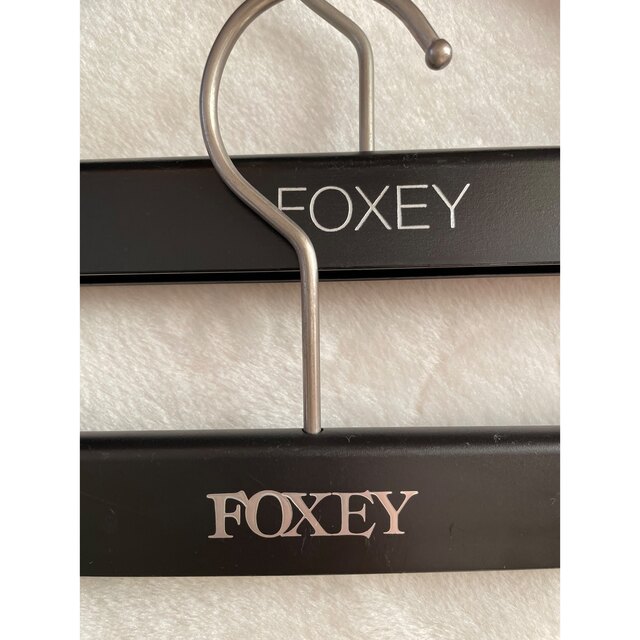 FOXEY(フォクシー)のフォクシー ハンガー4個セット　　 トップスハンガー×2 ボトムスハンガー×2 インテリア/住まい/日用品の収納家具(押し入れ収納/ハンガー)の商品写真