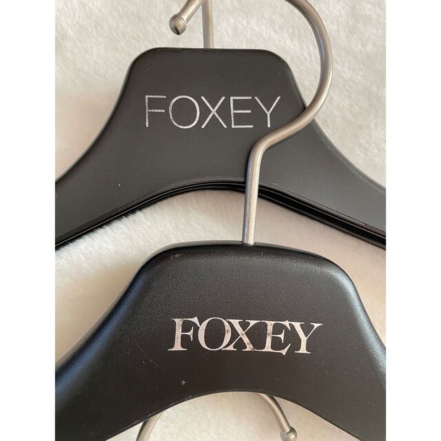 FOXEY(フォクシー)のフォクシー ハンガー4個セット　　 トップスハンガー×2 ボトムスハンガー×2 インテリア/住まい/日用品の収納家具(押し入れ収納/ハンガー)の商品写真