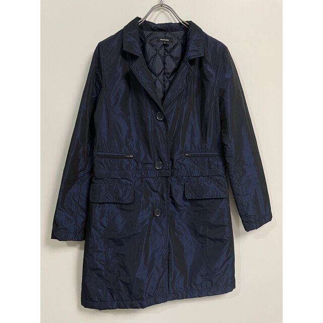 DoCLASSE(ドゥクラッセ)のDoCLASSE ドゥクラッセ美品  光沢のある2WAYステンカラーコート　7紺 レディースのジャケット/アウター(ロングコート)の商品写真