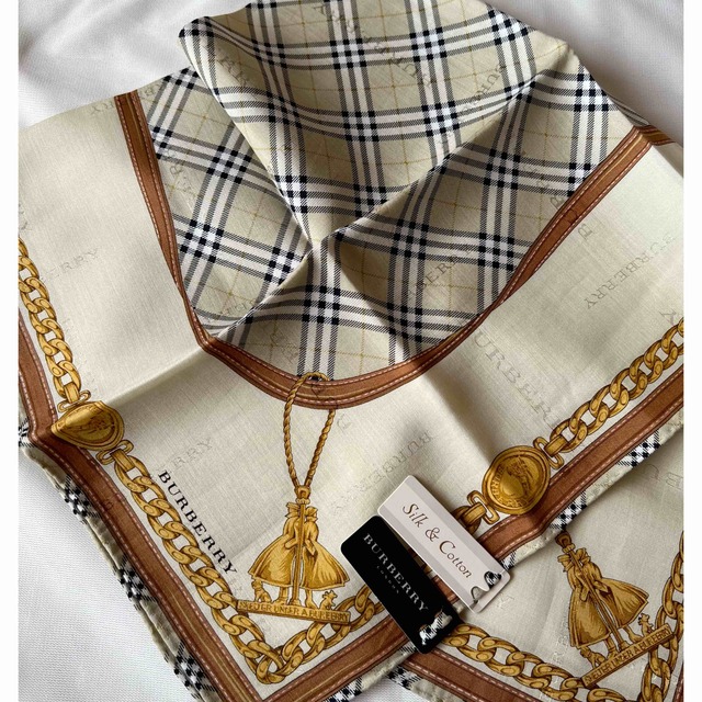 BURBERRY(バーバリー)の【新品】バーバリーハンカチ💖シルク混　大判サイズb50 レディースのファッション小物(ハンカチ)の商品写真