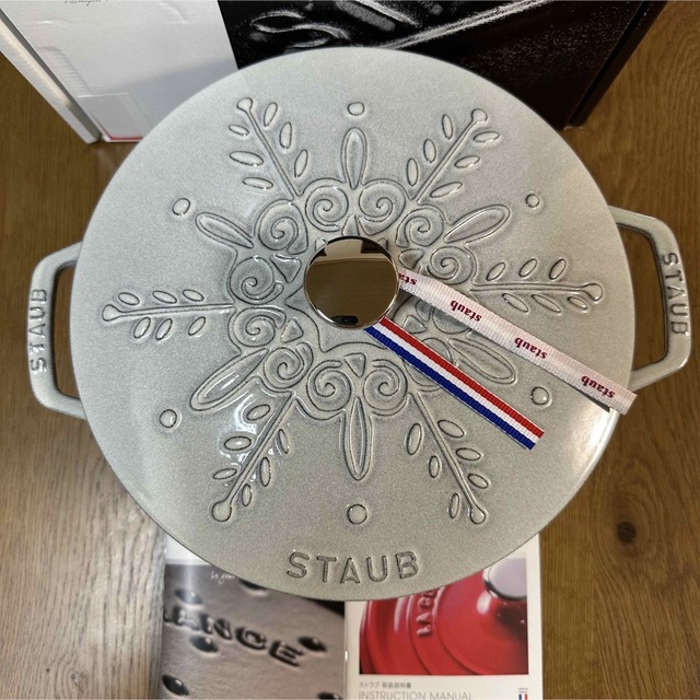 サイズも STAUB - 新品staub ストウブ スノーフレークココット カンパーニュ ワナベの サイズも