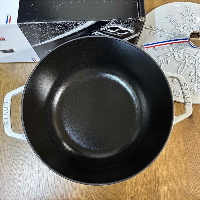 STAUB(ストウブ)の新品staub ストウブ スノーフレークココット カンパーニュ　ワナベ インテリア/住まい/日用品のキッチン/食器(鍋/フライパン)の商品写真