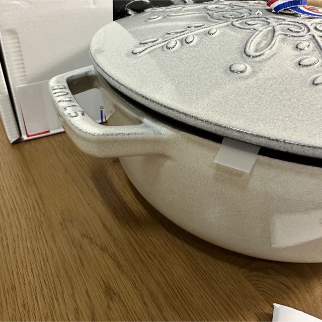 STAUB(ストウブ)の新品staub ストウブ スノーフレークココット カンパーニュ　ワナベ インテリア/住まい/日用品のキッチン/食器(鍋/フライパン)の商品写真