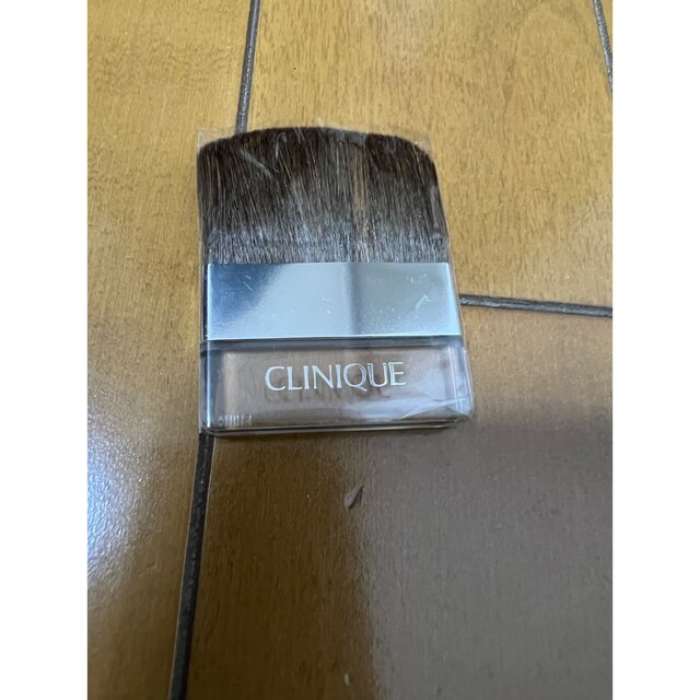 CLINIQUE(クリニーク)のフェイスブラシ コスメ/美容のメイク道具/ケアグッズ(ブラシ・チップ)の商品写真