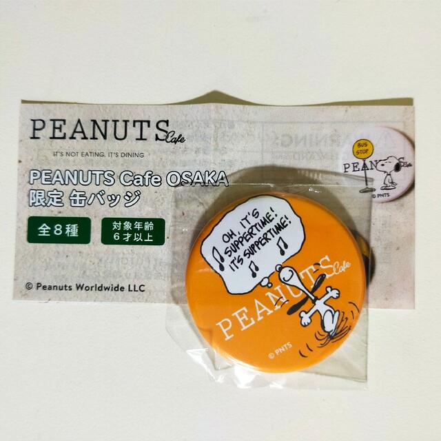 PEANUTS(ピーナッツ)のピーナッツカフェ大阪　限定缶バッジ　スヌーピー エンタメ/ホビーのアニメグッズ(バッジ/ピンバッジ)の商品写真