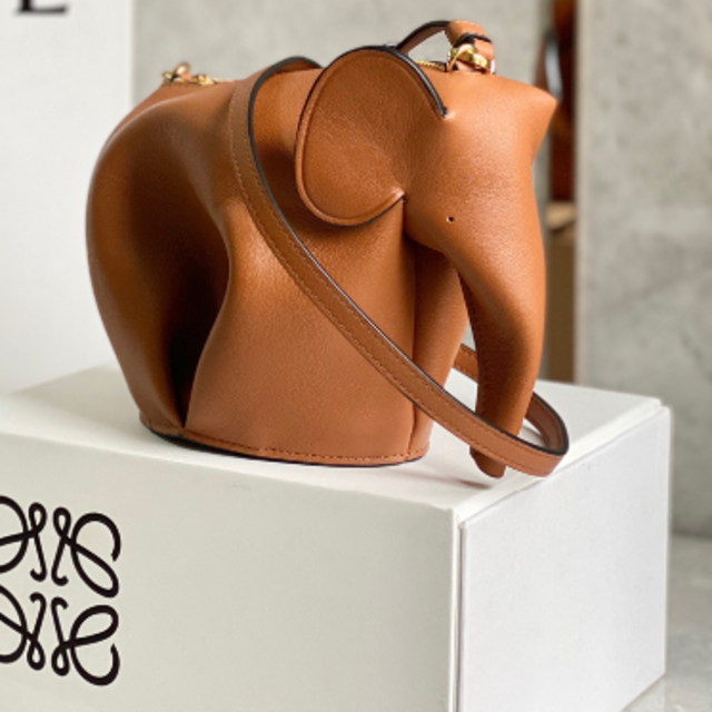 未使用に近い LOEWE エレファントバッグ - バッグ 未使用に近い LOEWE エレファントバッグ - バッグ
