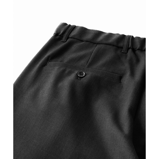 Confirm(コンファーム)の新品　Confirm コンファーム タックワイドテーパード アンクルパンツ メンズのパンツ(スラックス)の商品写真