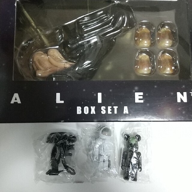 人気絶頂ベアブリック エイリアン ALIEN キューブリック フィギュア