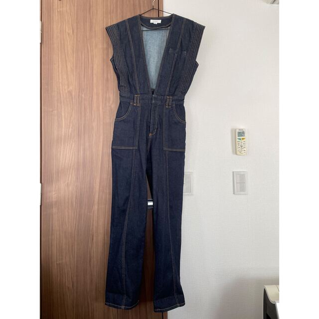 Ameri VINTAGE(アメリヴィンテージ)のAMERI V NECK DENIM JUMPSUIT レディースのパンツ(サロペット/オーバーオール)の商品写真