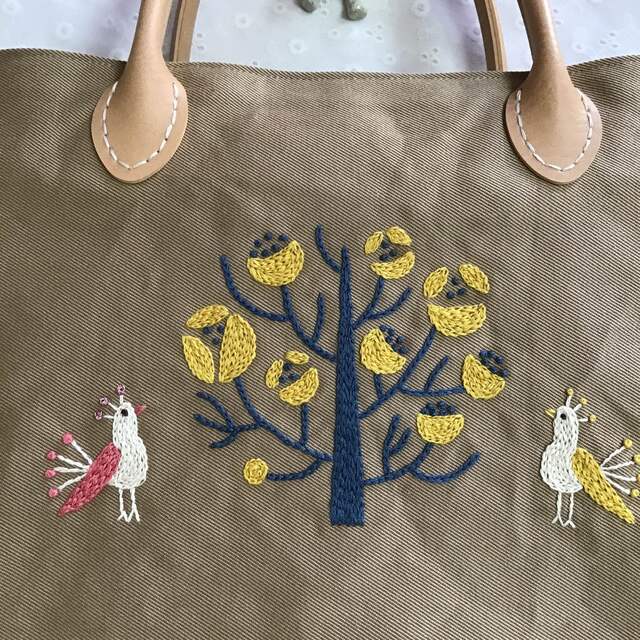 手刺繍トートバッグ　A4サイズ(横)  孔雀の住む庭　北欧風　ハンドメイド