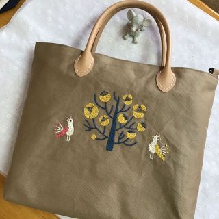 手刺繍トートバッグ　A4サイズ(横)  孔雀の住む庭　北欧風　ハンドメイド