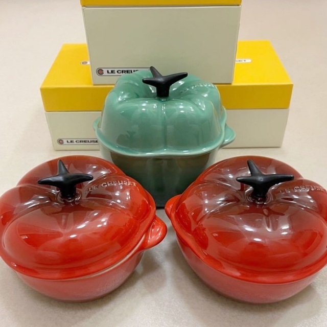 LE CREUSET(ルクルーゼ)のル・クルーゼ  ミニココット ベジタブル ジェイド ピーマン トマト  インテリア/住まい/日用品のキッチン/食器(食器)の商品写真