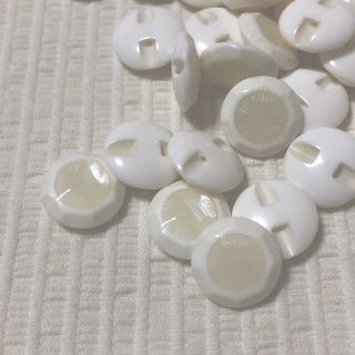 ボタン　オフホワイト　新品(各種パーツ)