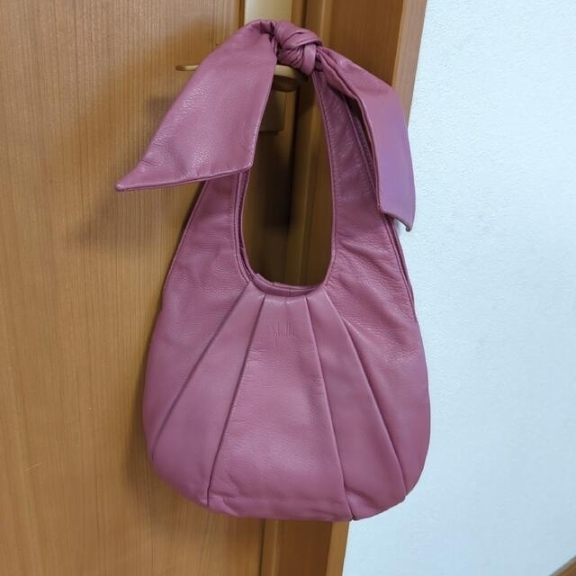 Sybilla(シビラ)のシビラ　本革　ピンクのリボンバッグ レディースのバッグ(トートバッグ)の商品写真