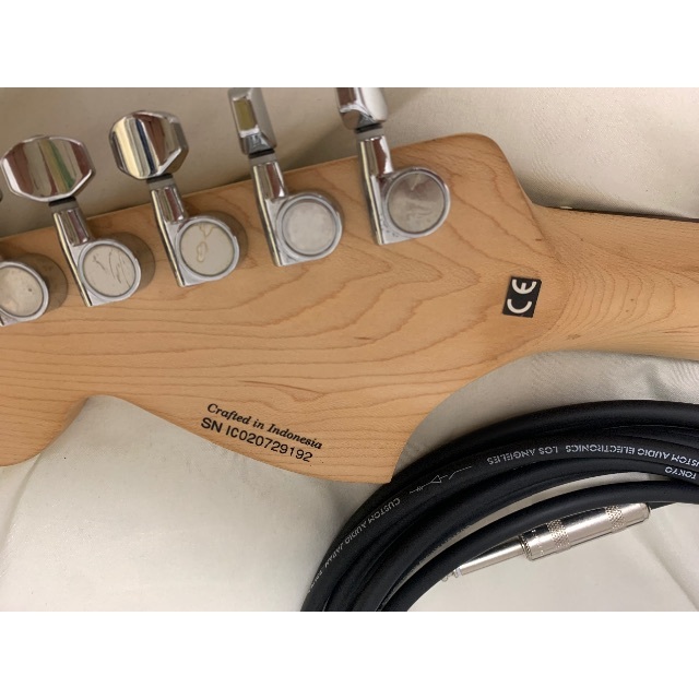 Fender(フェンダー)のSquire Fender フェンダーストラトスクワイヤ　20周年　トレモロ黒 楽器のギター(エレキギター)の商品写真