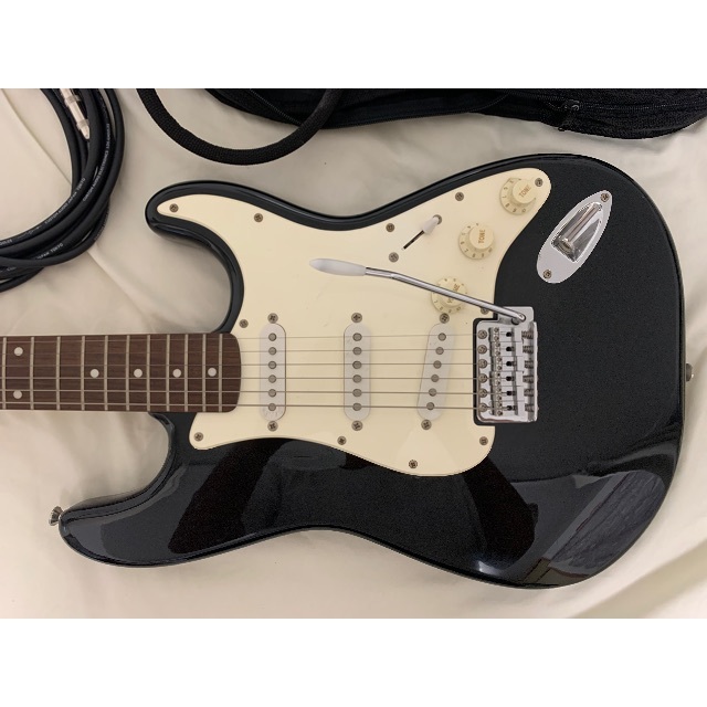 Fender(フェンダー)のSquire Fender フェンダーストラトスクワイヤ　20周年　トレモロ黒 楽器のギター(エレキギター)の商品写真