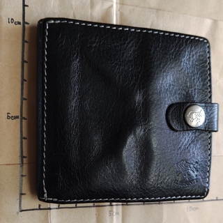 イルビゾンテ(IL BISONTE)のイルビゾンテ　二つ折り財布の白ステッチのモデル(折り財布)