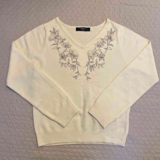 ファビュラスアンジェラ(Fabulous Angela)の花柄刺繍とファーデザインの白ニット(ニット/セーター)