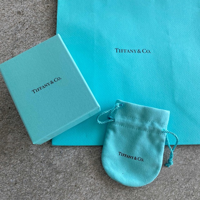 Tiffany & Co.(ティファニー)のティファニー  空箱　巾着　袋　カード付 レディースのバッグ(ショップ袋)の商品写真