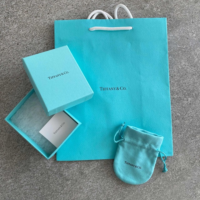 Tiffany & Co.(ティファニー)のティファニー  空箱　巾着　袋　カード付 レディースのバッグ(ショップ袋)の商品写真