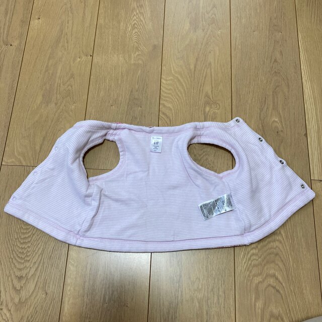 babyGAP(ベビーギャップ)のbaby GAP リバーシブルベスト 70㎝ キッズ/ベビー/マタニティのベビー服(~85cm)(その他)の商品写真