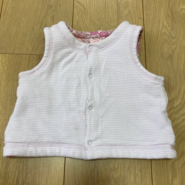 babyGAP(ベビーギャップ)のbaby GAP リバーシブルベスト 70㎝ キッズ/ベビー/マタニティのベビー服(~85cm)(その他)の商品写真