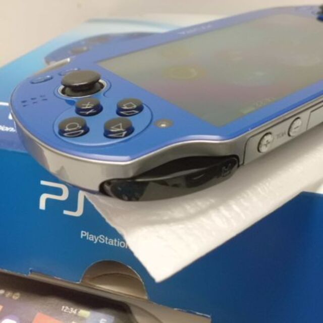 PlayStation Vita(プレイステーションヴィータ)のPSVITA PCH-1000 エンタメ/ホビーのゲームソフト/ゲーム機本体(携帯用ゲーム機本体)の商品写真