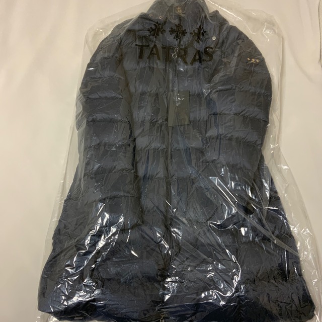 TATRAS(タトラス)の洗練されたデザイン TATRAS  POLITEAMA ポリテアマ　ネイビー０６ レディースのジャケット/アウター(ダウンジャケット)の商品写真