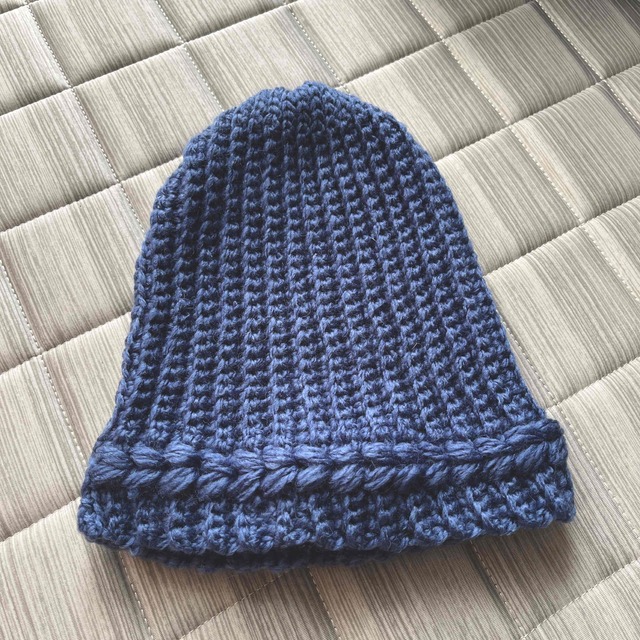 ハンドメイド かぎ針編み ニット帽 ブルー系 レディースの帽子(ニット帽/ビーニー)の商品写真