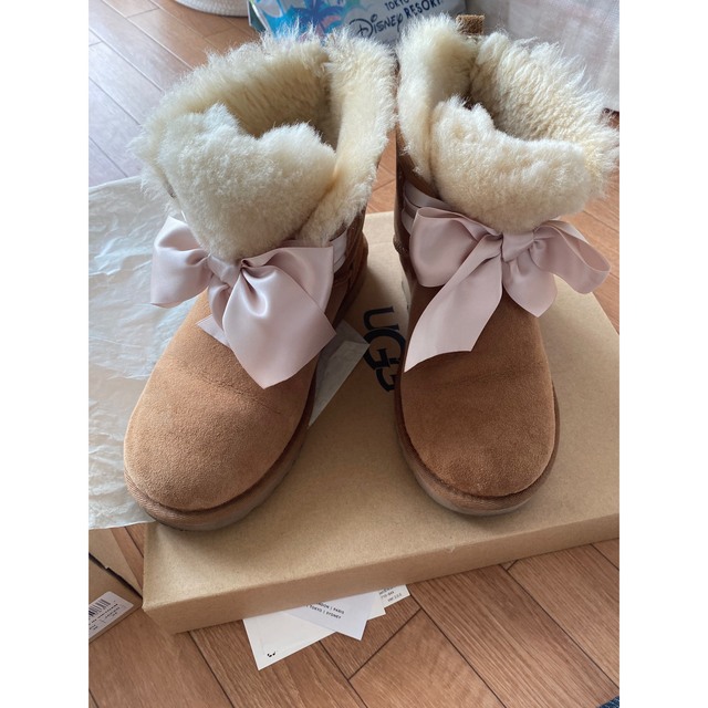 最終値下げ UGG マドリンファジーロゴクルーネック